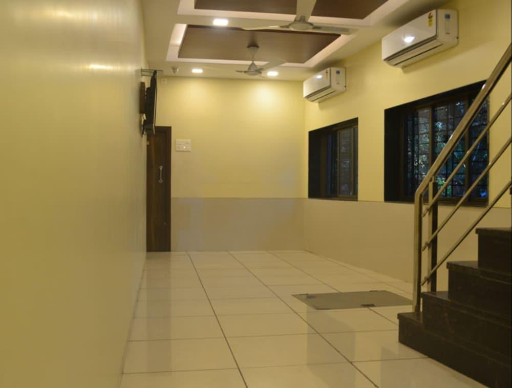 Airport Metro Hotel Mumbai Exterior foto
