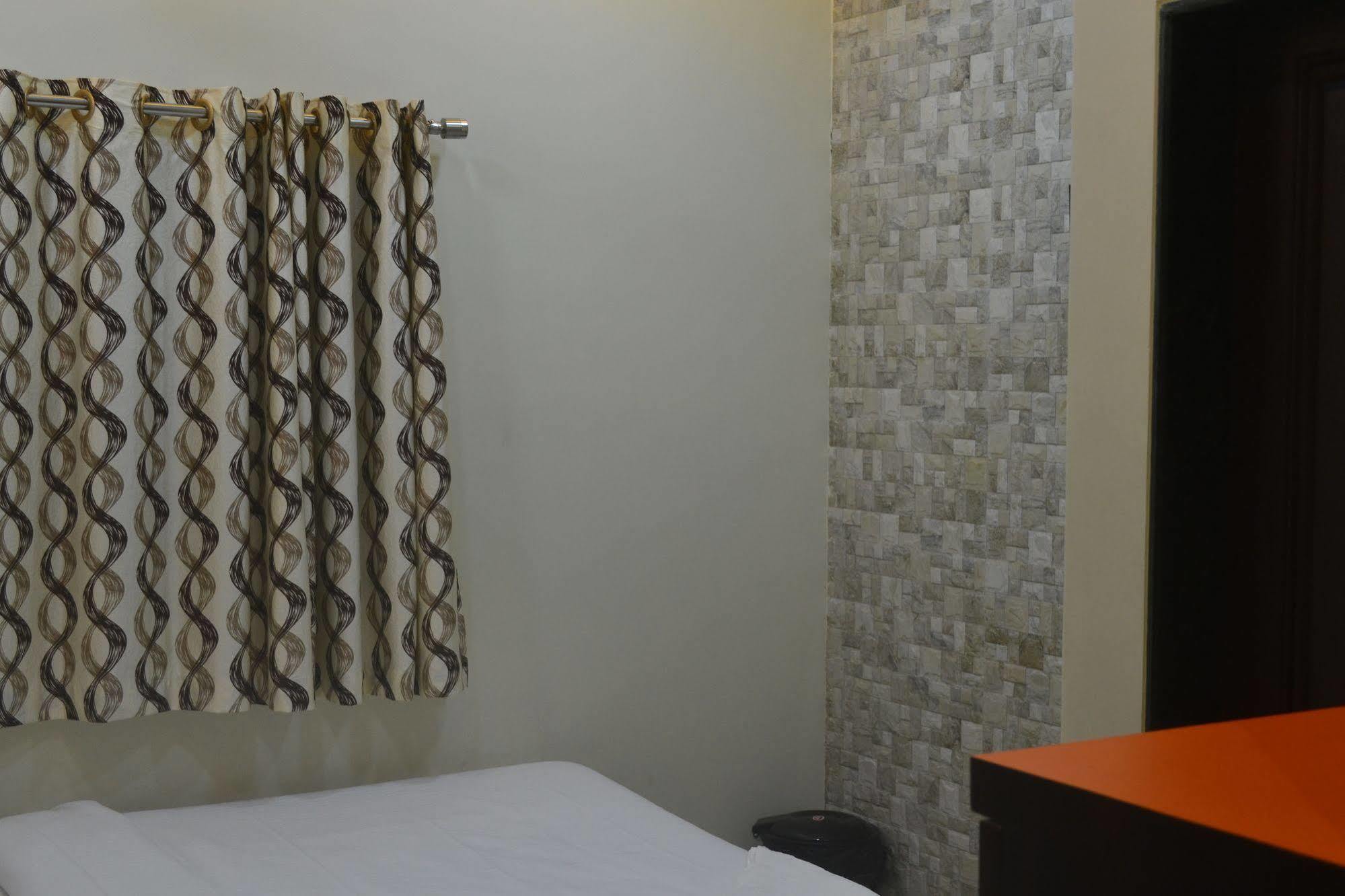 Airport Metro Hotel Mumbai Exterior foto