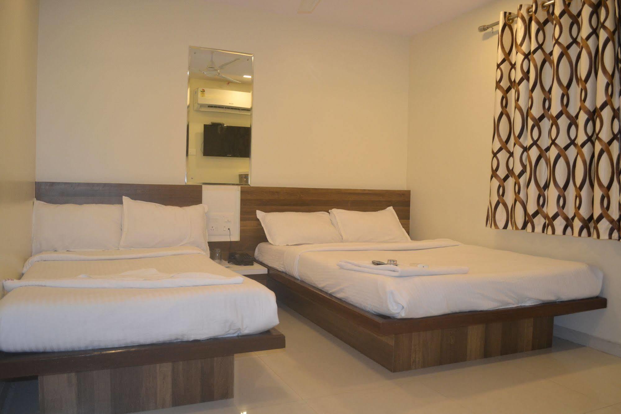 Airport Metro Hotel Mumbai Exterior foto