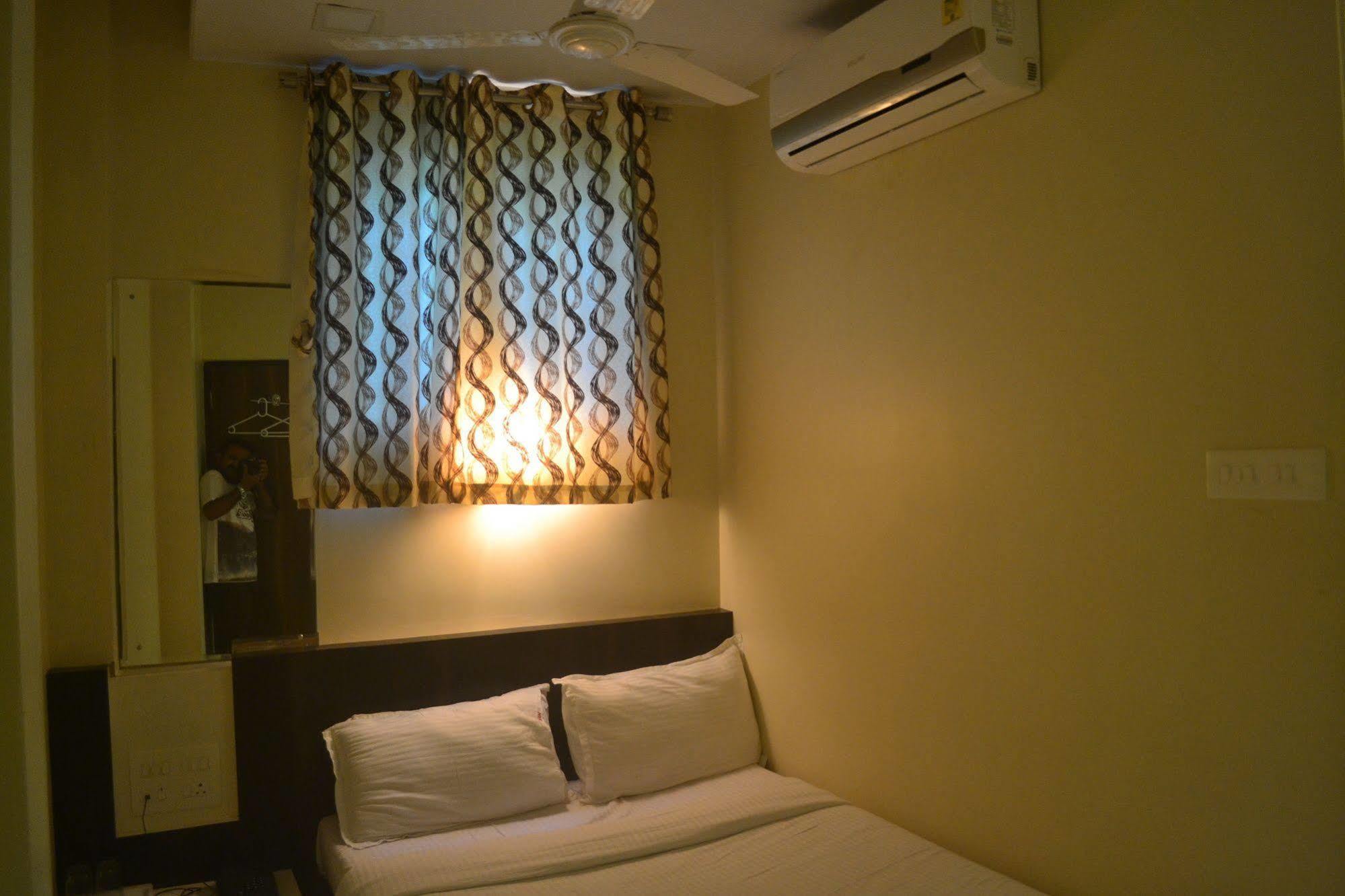Airport Metro Hotel Mumbai Exterior foto